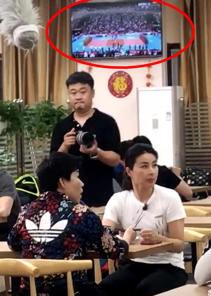 郭晶晶邓亚萍餐馆吃饭关注女排