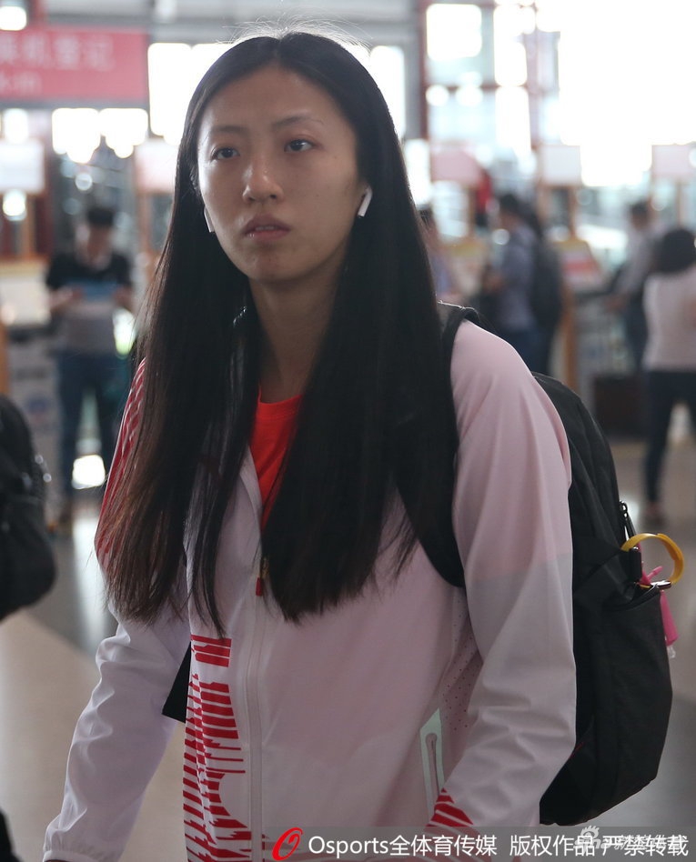 中国女排现身机场出征亚运