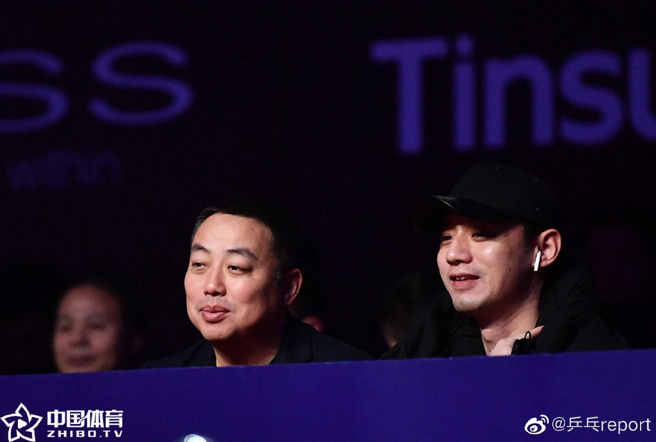 刘国梁张继科一起看比赛
