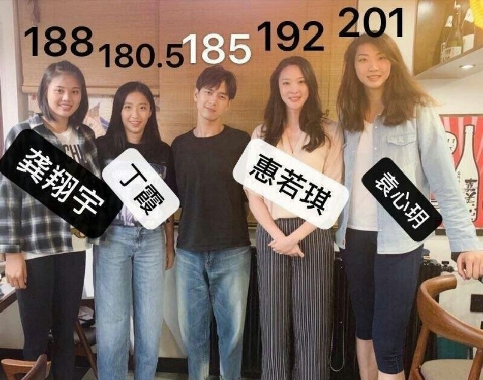 明星和女排姑娘合照的尴尬瞬间 没一个Hold得住！