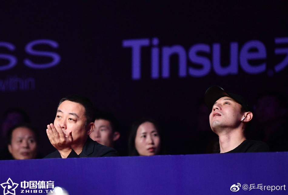 刘国梁张继科一起看比赛