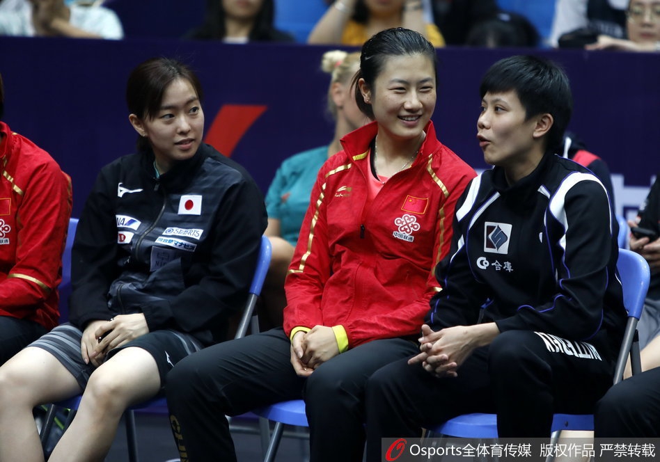 丁宁朱雨玲现身世界杯抽签仪式