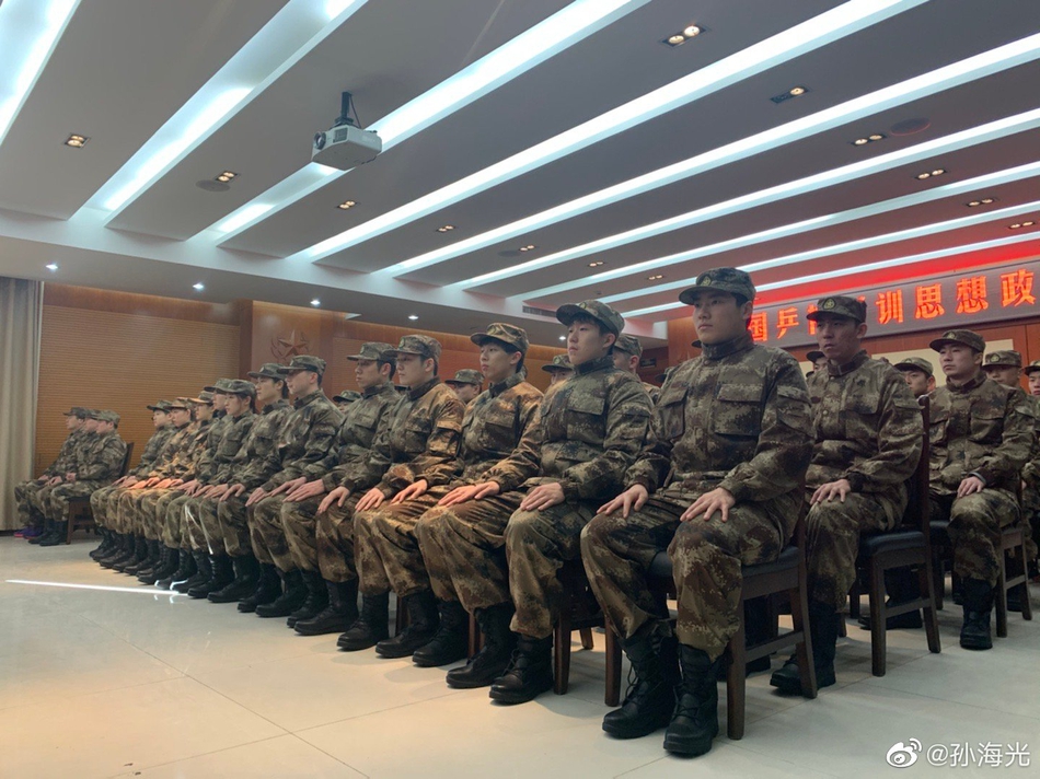 国乒军训开启 马龙方博同宿舍