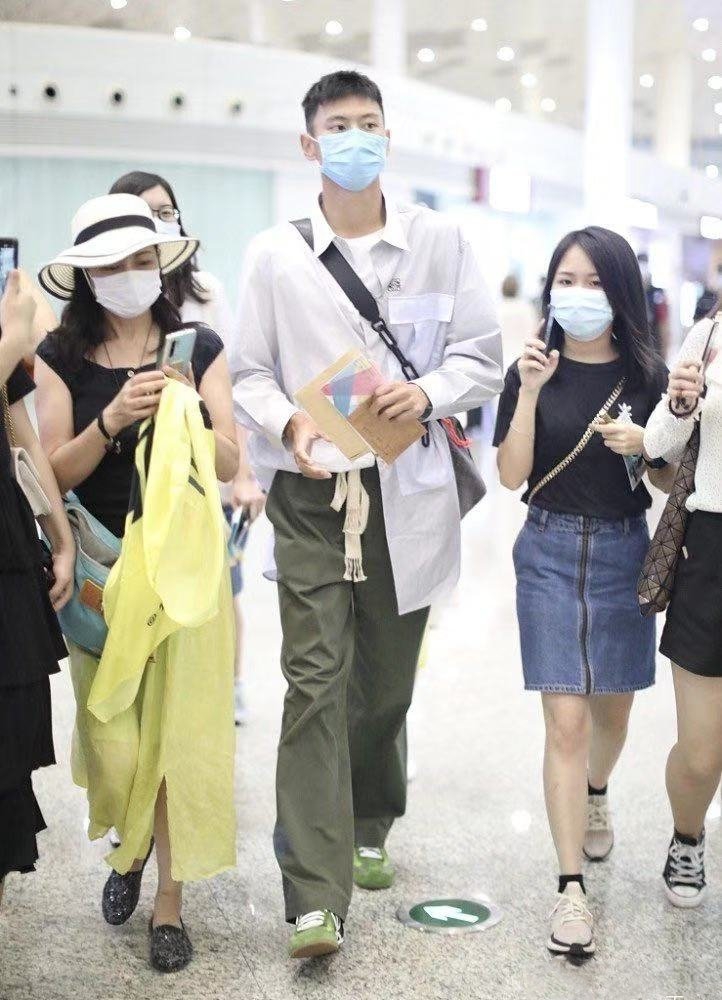 宁泽涛现身机场穿搭时尚似超模