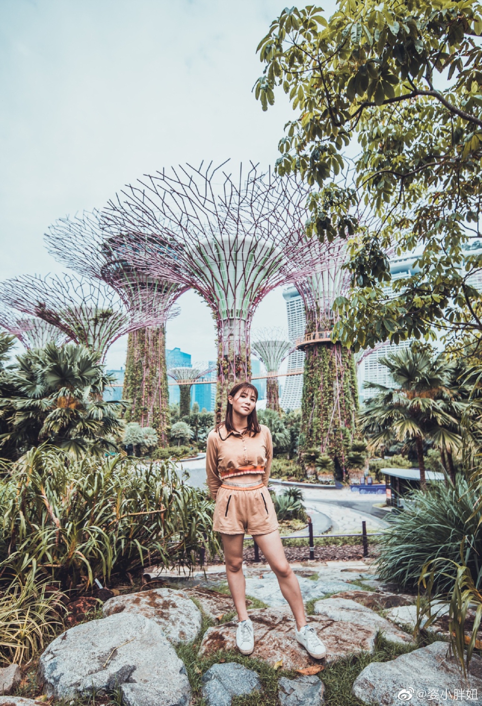 五一假期何姿晒超美旅行照