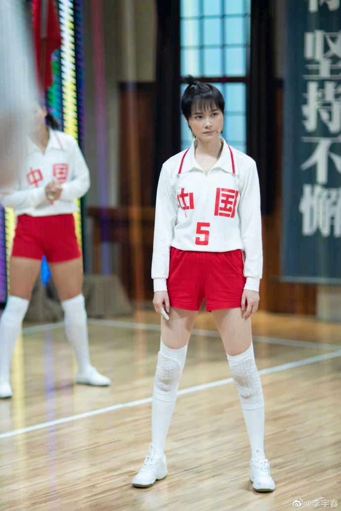 李宇春体验女排训练