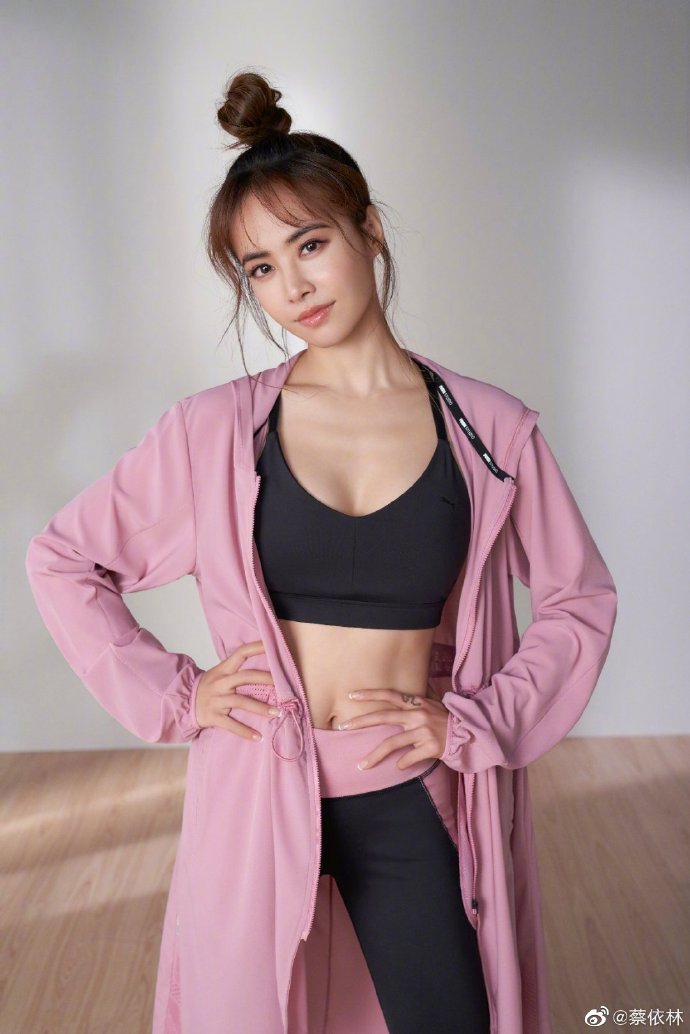 蔡依林扎丸子头练瑜伽马甲线明显