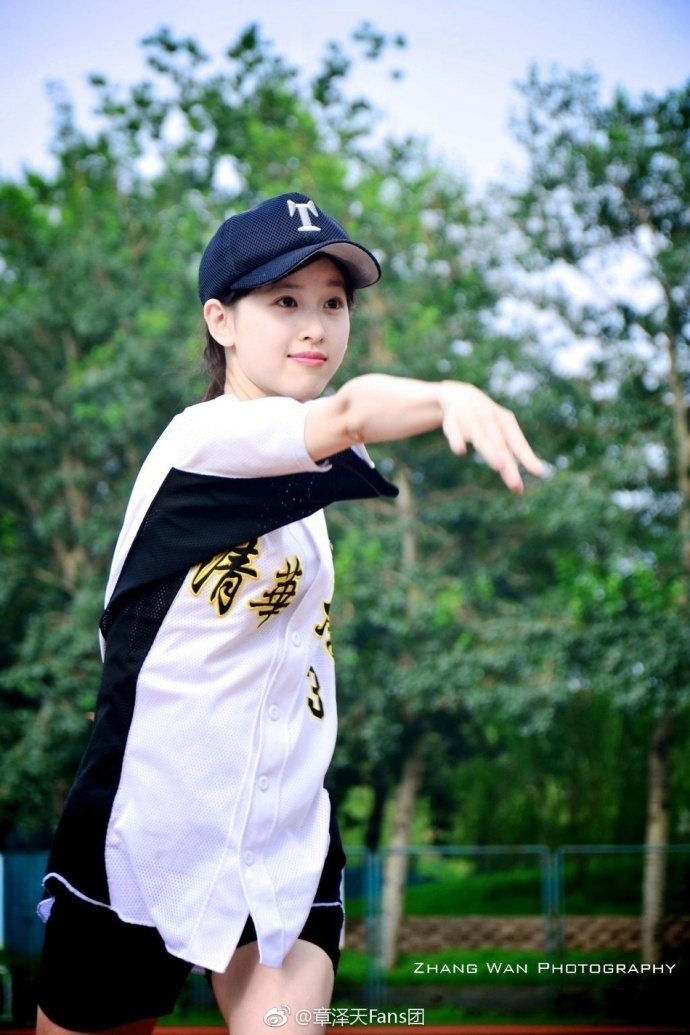 奶茶妹妹棒球写真旧照曝光 肤白貌美活力足