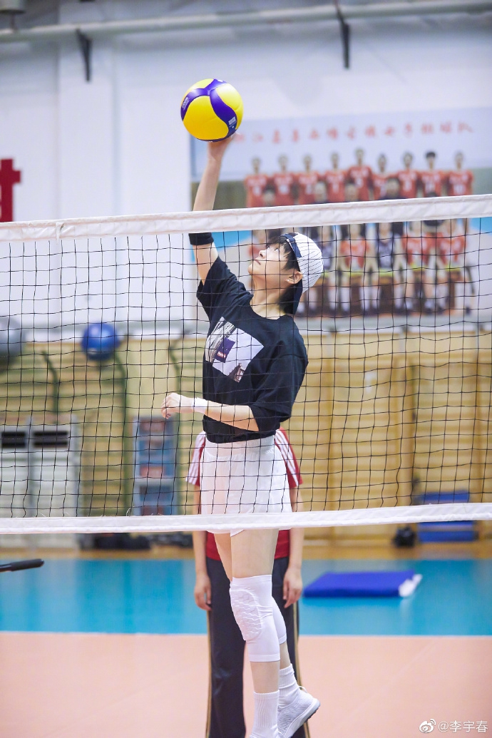 李宇春体验女排训练
