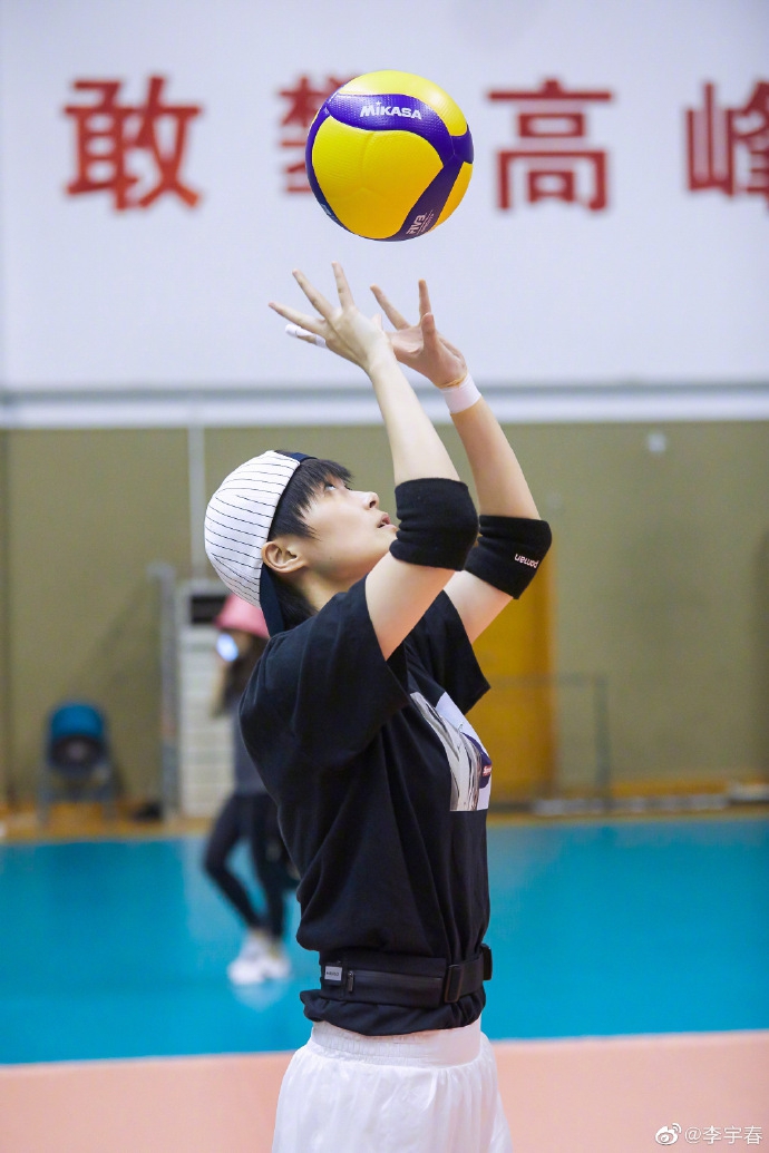 李宇春体验女排训练