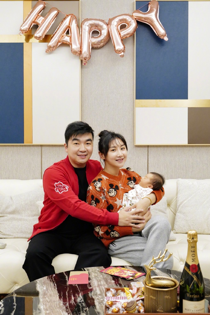 何雯娜生产梁超陪伴温馨有爱