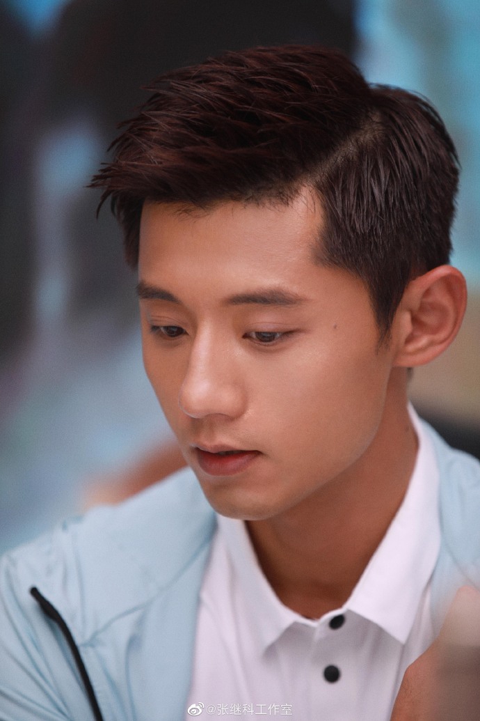 张继科写真 简约穿搭时尚帅气