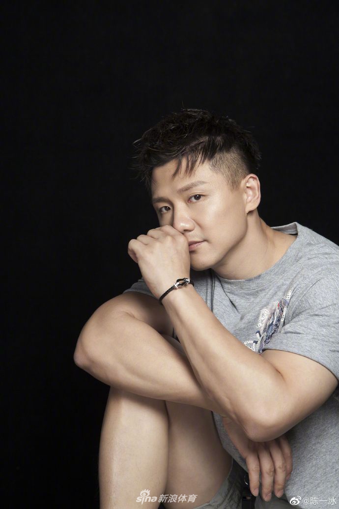 起范儿！陈一冰晒写真酷劲十足