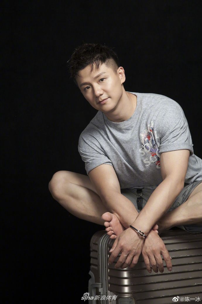 起范儿！陈一冰晒写真酷劲十足
