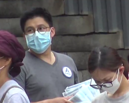 霍启刚街头派发口罩