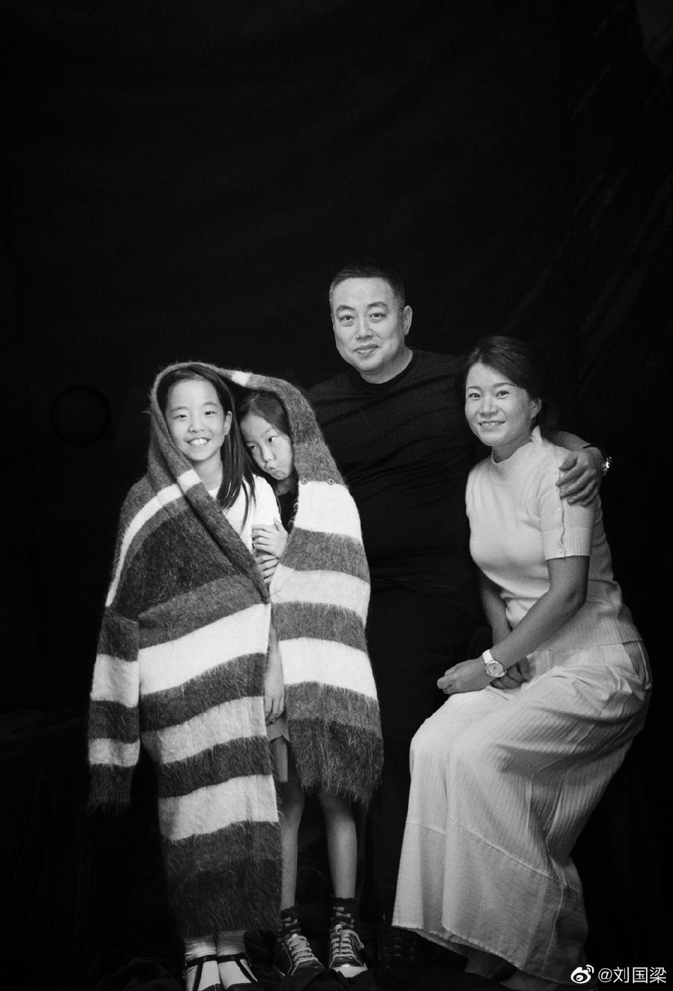 刘国梁分享一家四口幸福合照