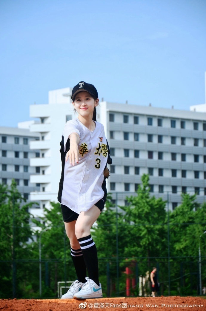 奶茶妹妹棒球写真旧照曝光 肤白貌美活力足