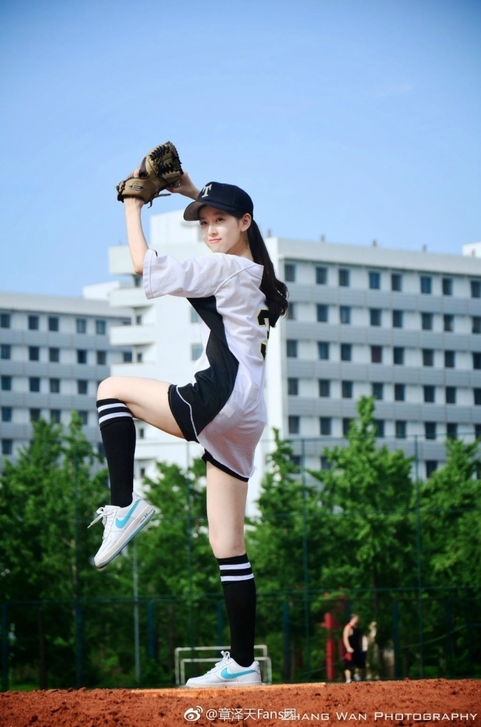奶茶妹妹棒球写真旧照曝光 肤白貌美活力足
