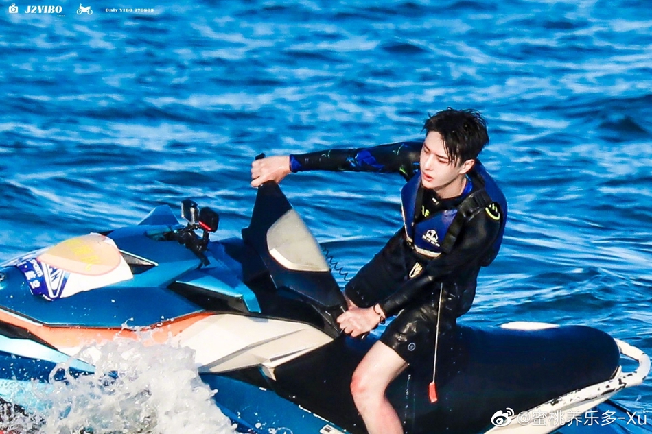 乘风破浪！王一博玩转冲浪