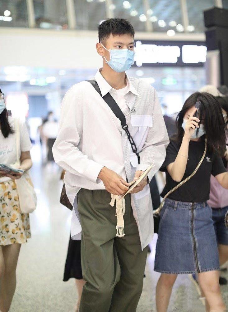 宁泽涛现身机场穿搭时尚似超模