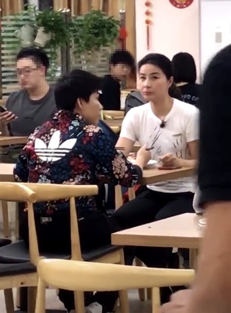 郭晶晶邓亚萍餐馆吃饭关注女排