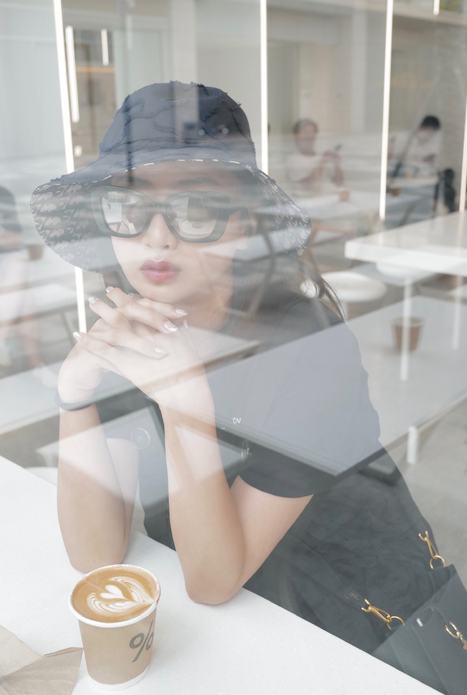 何雯娜写真黑超遮面酷劲十足