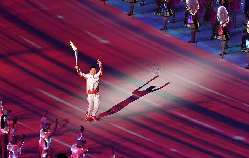 军运会刘玉栋点燃主火炬