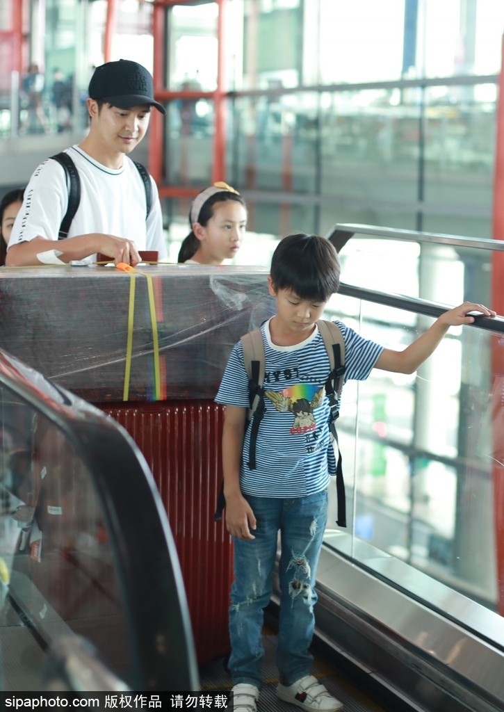 幸福！田亮携一双儿女出游