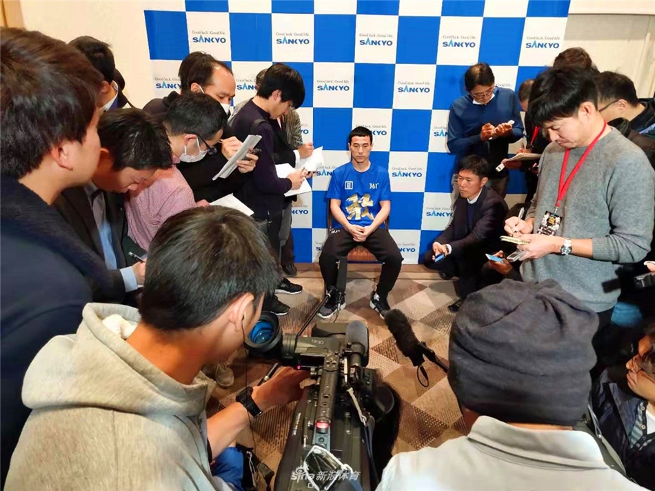 大晦日职业拳击称重仪式举行