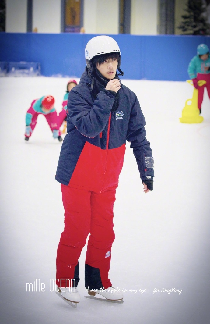 杨洋录节目秀滑冰技术