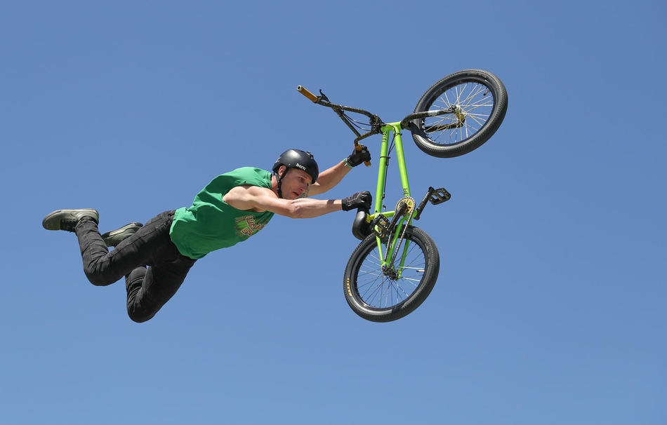 小轮车极限表演助力冒险游乐场