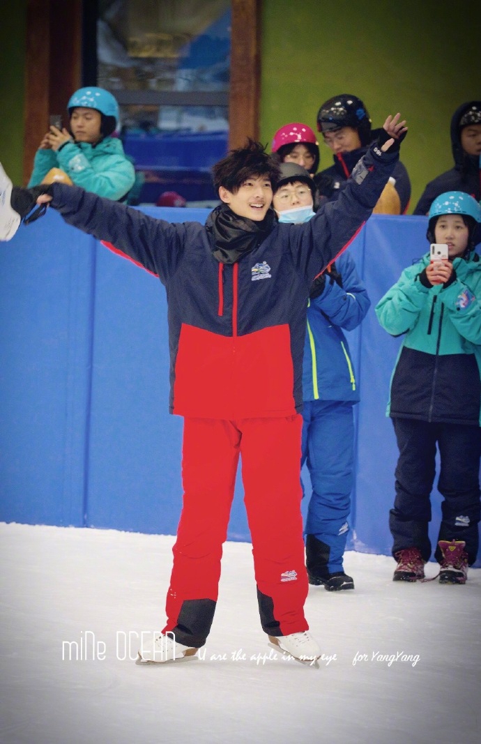 杨洋录节目秀滑冰技术