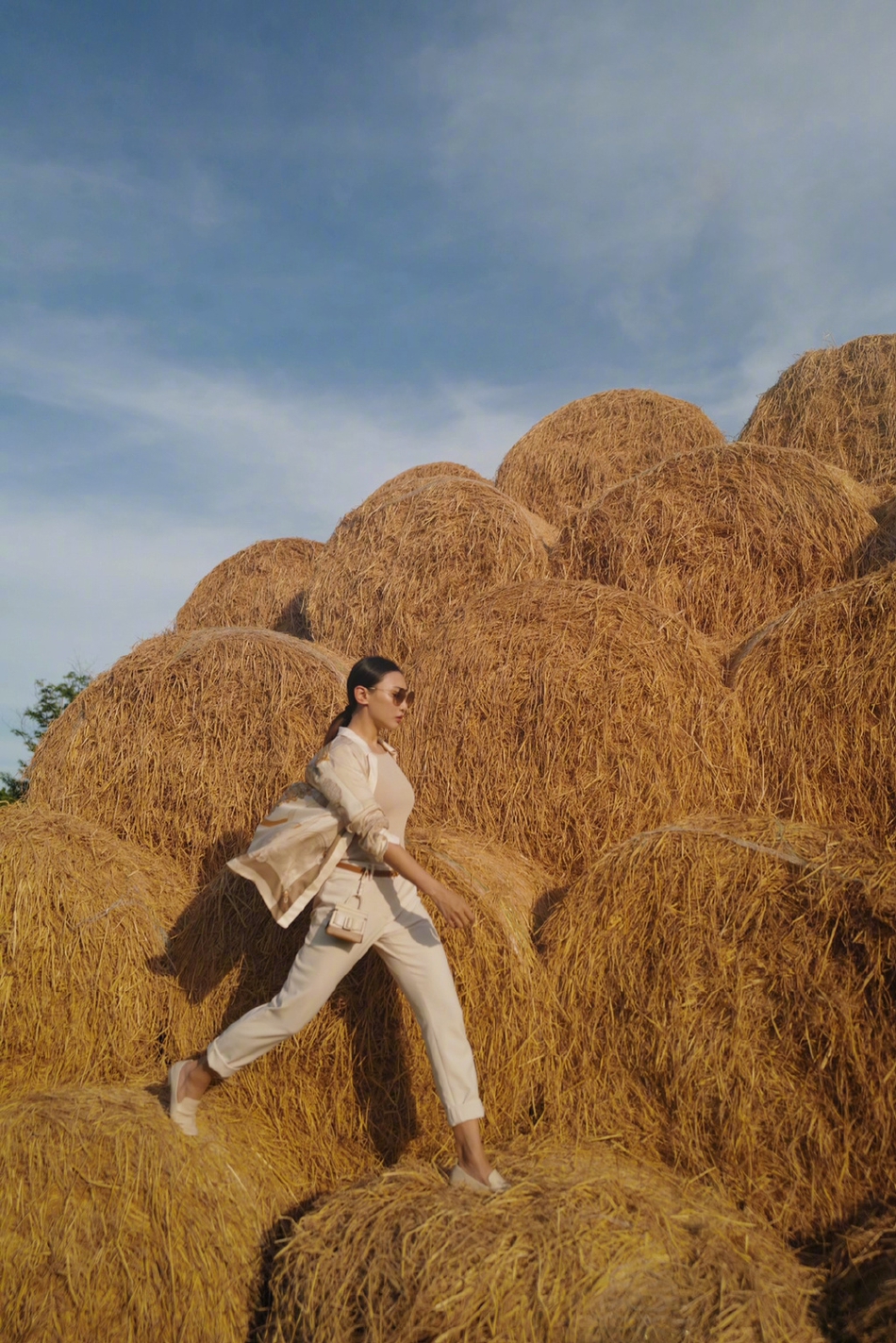 何雯娜写真黑超遮面酷劲十足