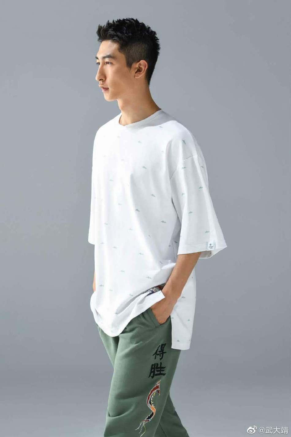 武大靖晒时尚写真帅气十足