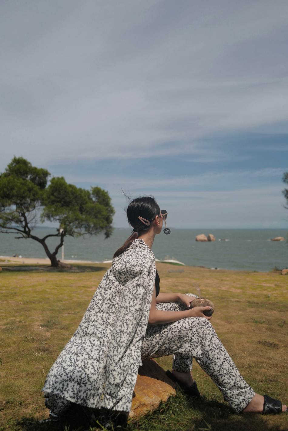 何雯娜写真黑超遮面酷劲十足