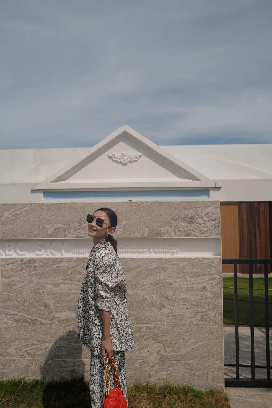 何雯娜写真黑超遮面酷劲十足