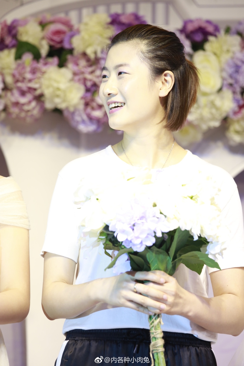 丁宁参加好友婚礼 拿捧花开心大笑