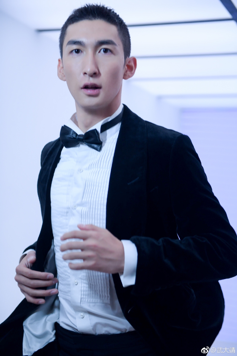 武大靖晒写真 黑色系西装帅气十足