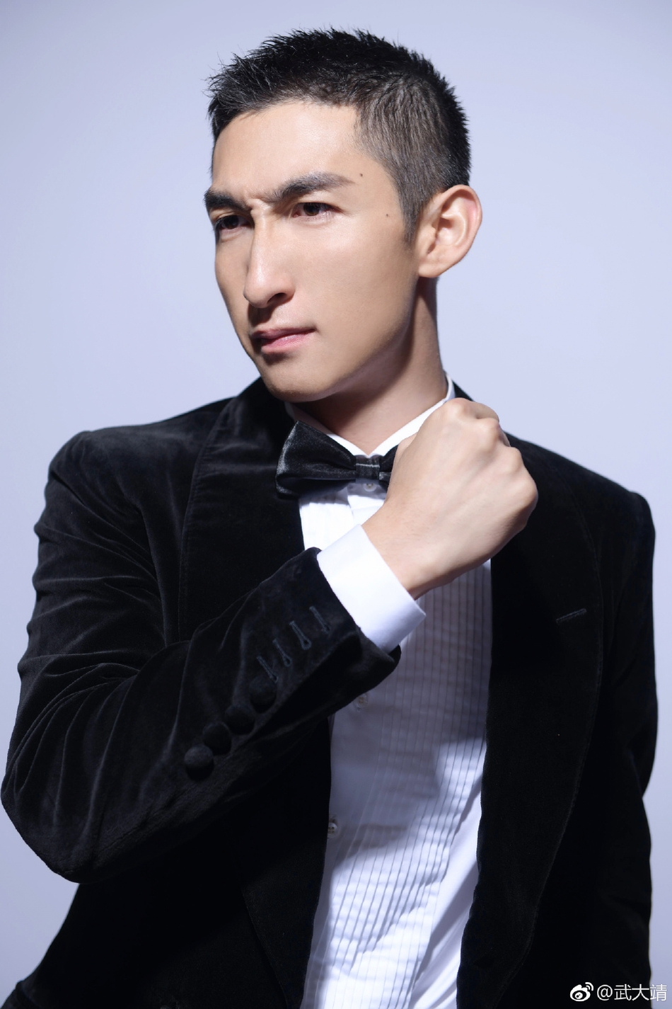武大靖晒写真 黑色系西装帅气十足