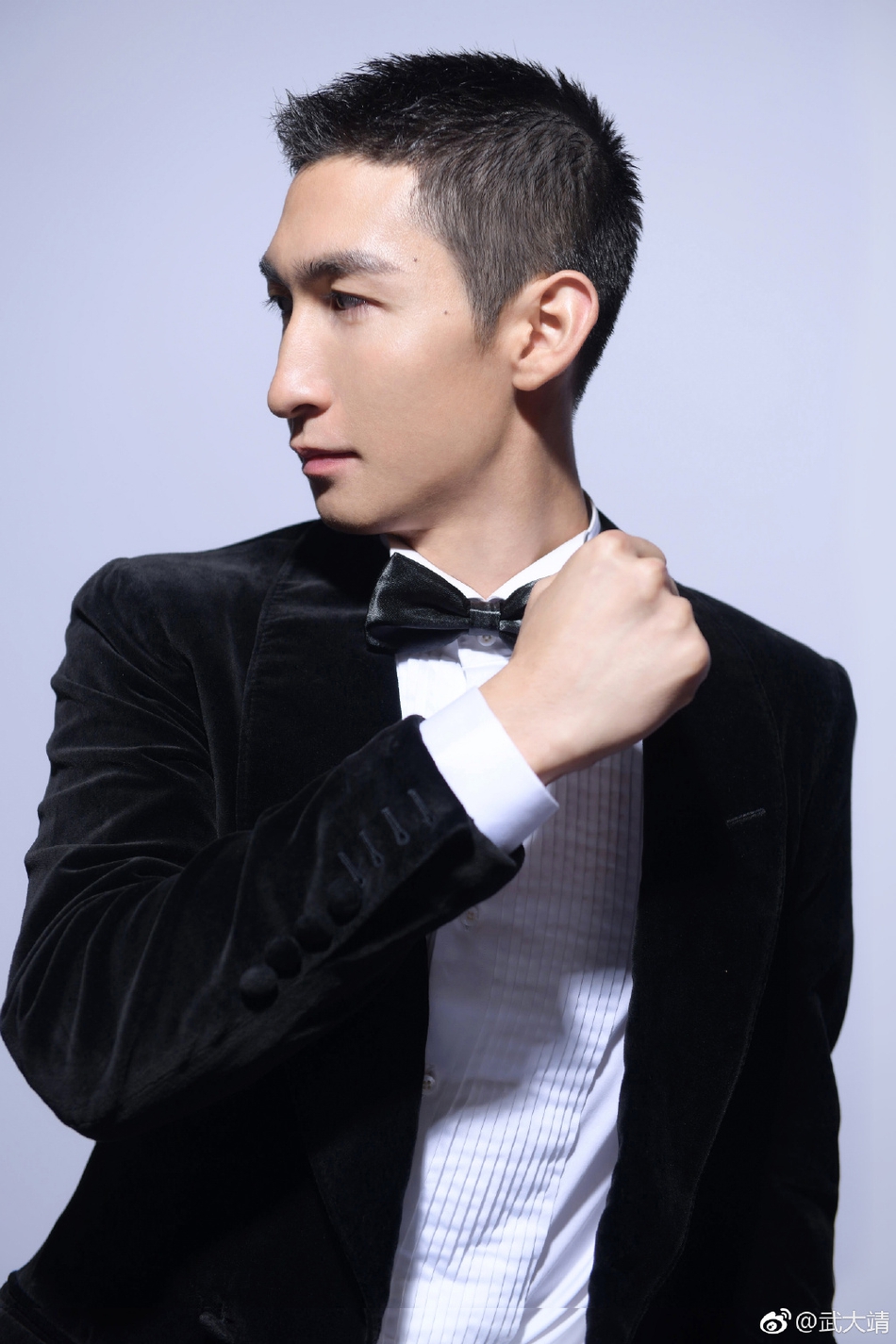 武大靖晒写真 黑色系西装帅气十足