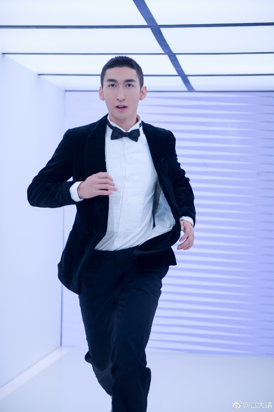 武大靖晒写真 黑色系西装帅气十足