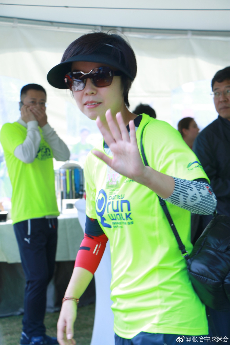 张怡宁出席活动运动装扮显清爽