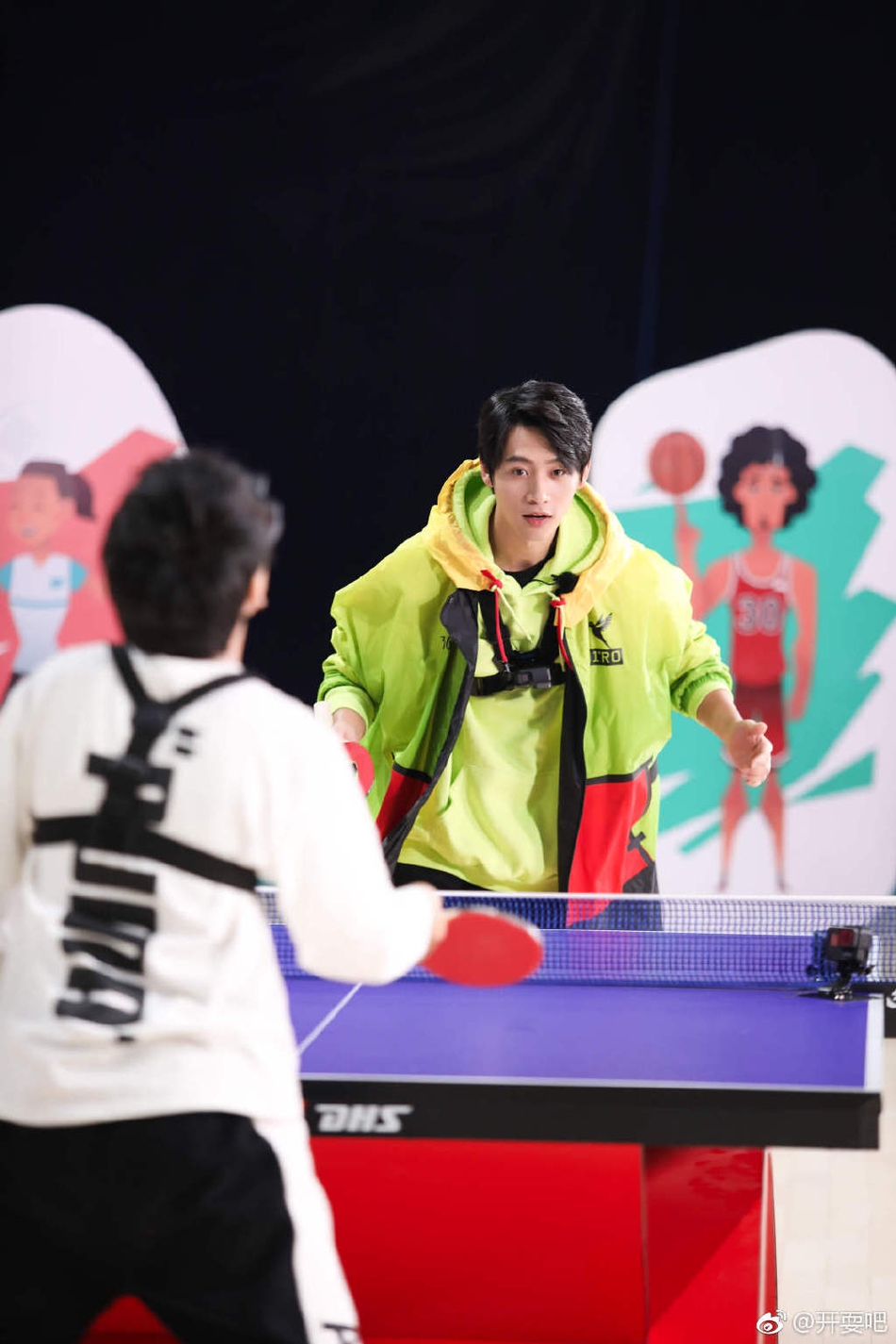 魏晨挑战乒乓球挖掘新打法