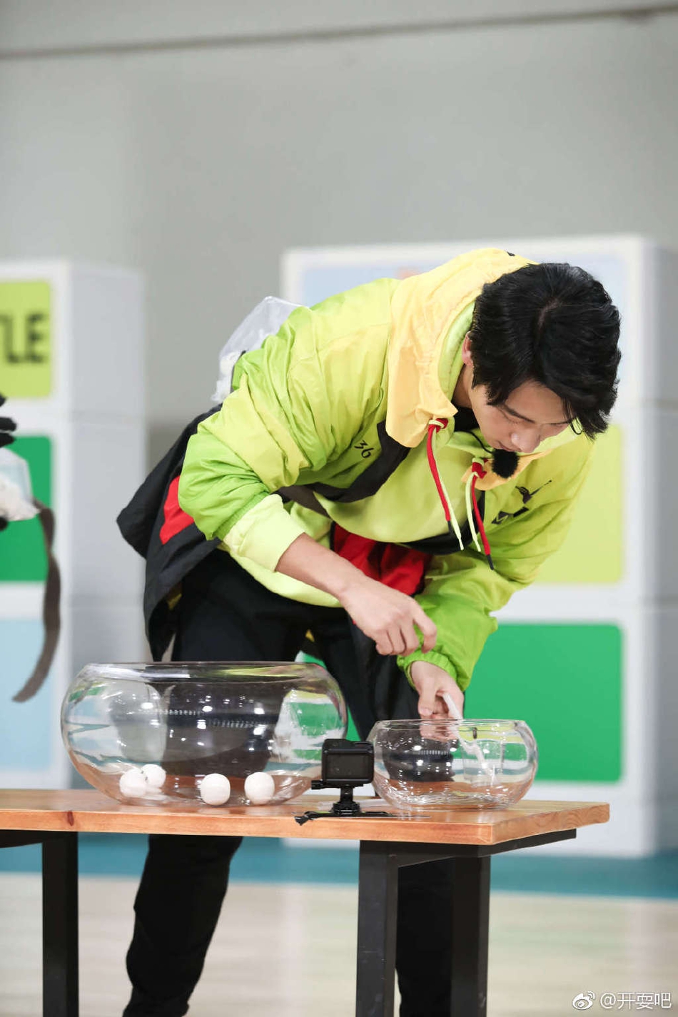 魏晨挑战乒乓球挖掘新打法