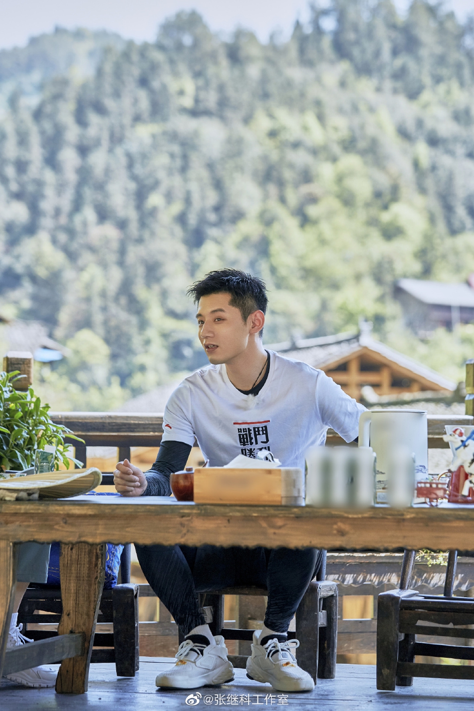 张继科录节目下池塘体验捞鱼