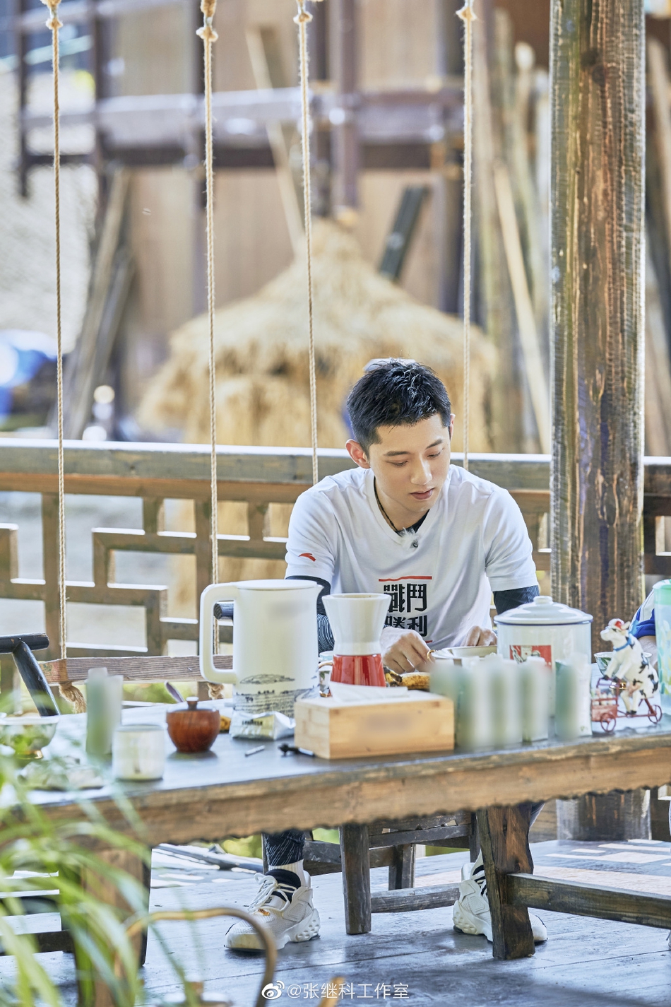 张继科录节目下池塘体验捞鱼