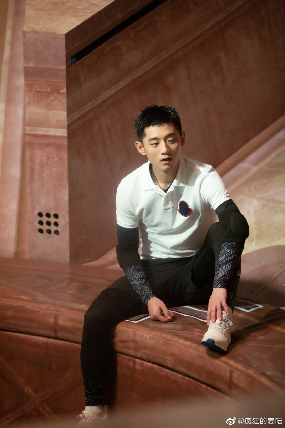 张继科录节目一身运动装帅气十足