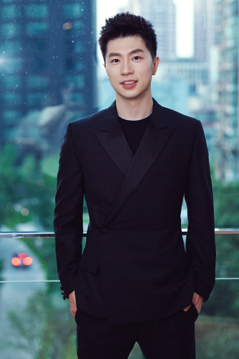 马龙身着黑色西装出席活动帅气十足