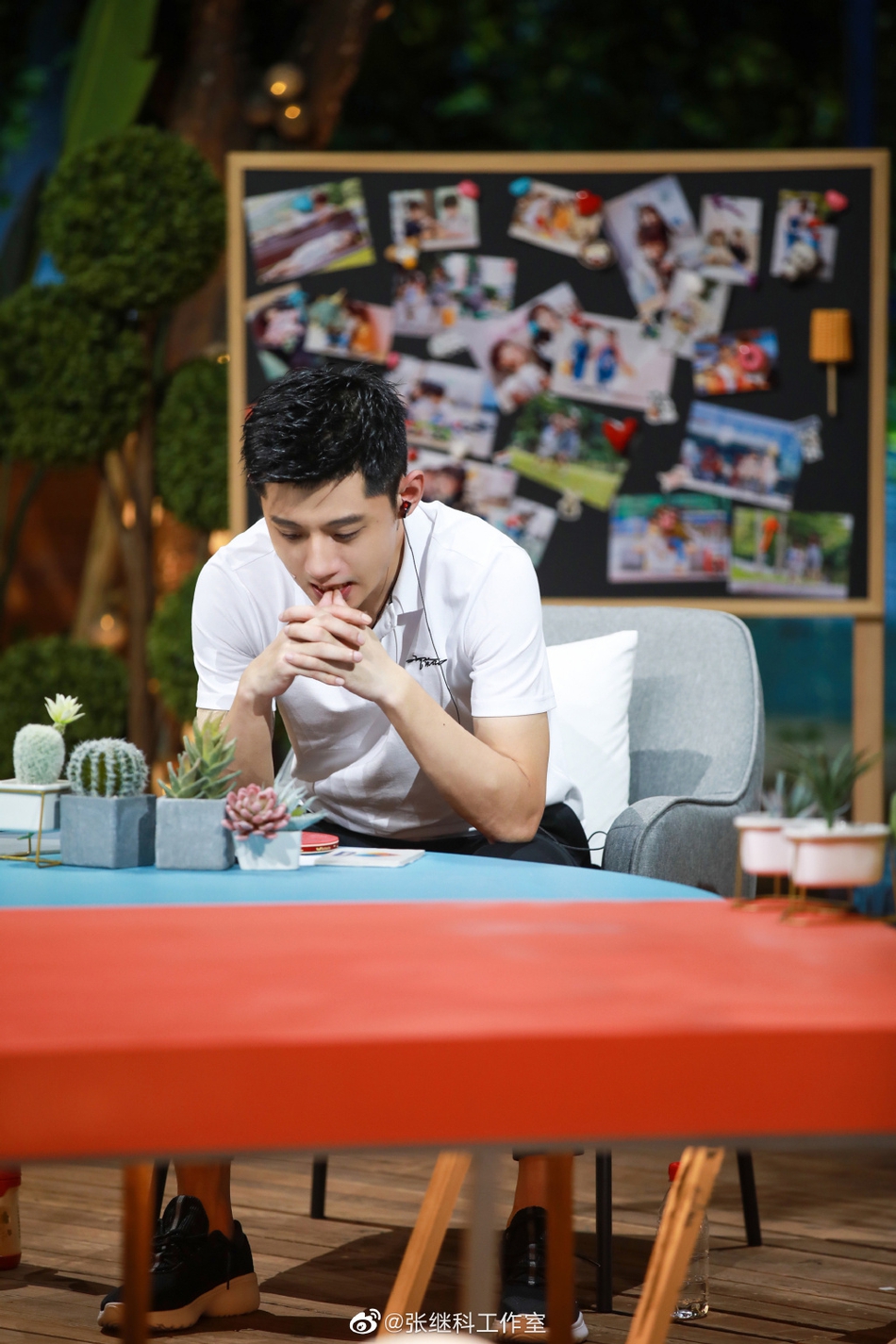 张继科身着白T恤录节目干净清爽