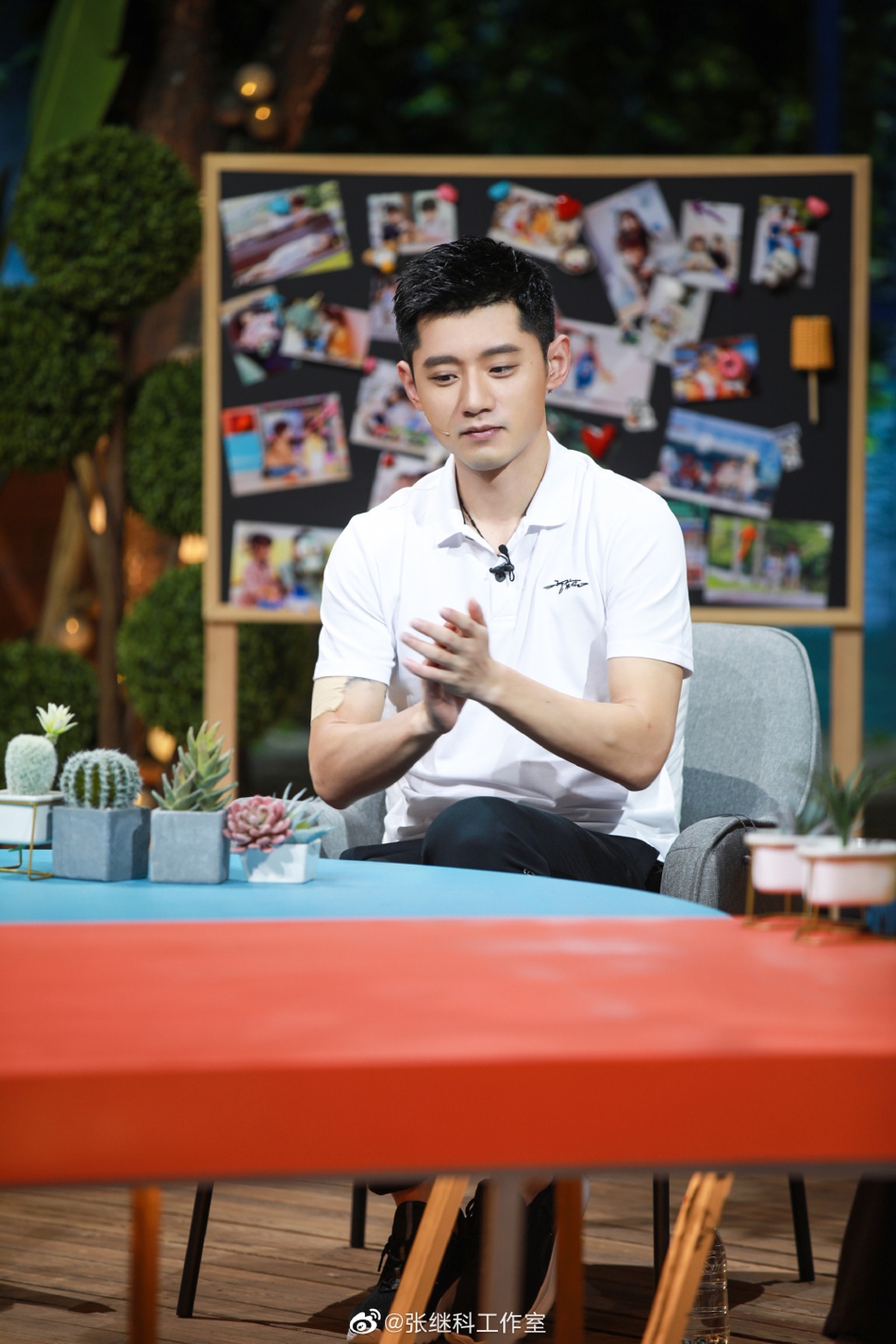 张继科身着白t恤录节目干净清爽